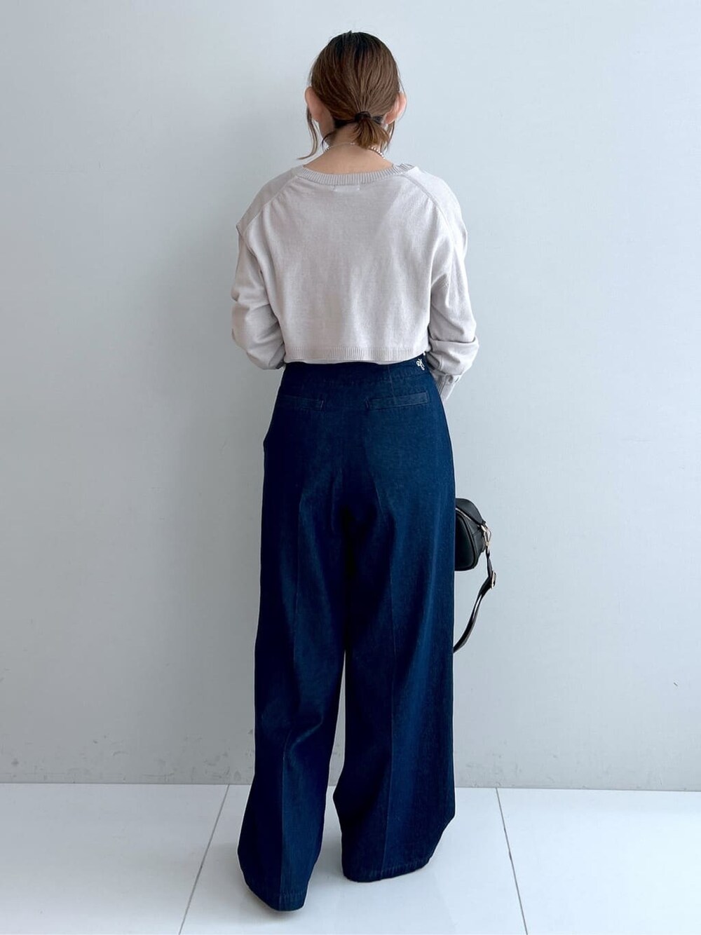 ベージュ系のニット/セーター、ブルー系のその他パンツ、ブラウン系のパンプスを着用したレディースの秋コーディネートの3枚目の写真