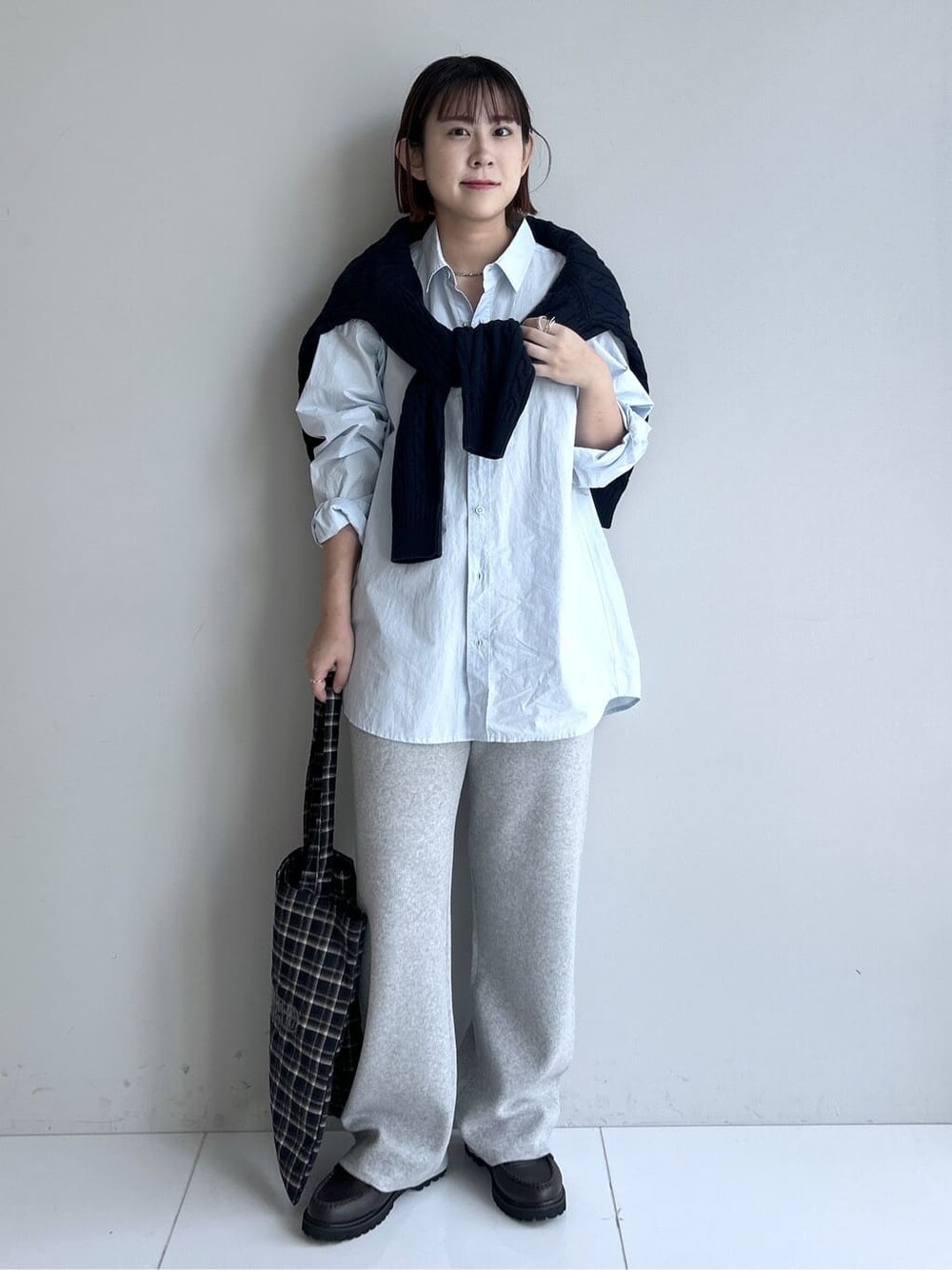 ブルー系のシャツ/ブラウス、グレー系のその他パンツ、ブルー系のニット/セーターを着用したレディースの秋コーディネートの5枚目の写真