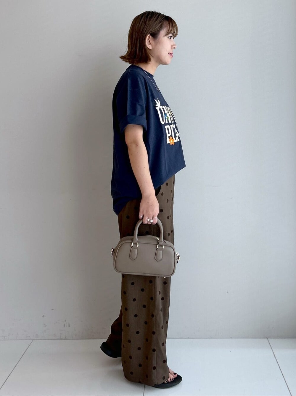 ブルー系のTシャツ/カットソー、ブラウン系のその他パンツ、ブラウン系のショルダーバッグを着用したレディースの夏コーディネートの4枚目の写真
