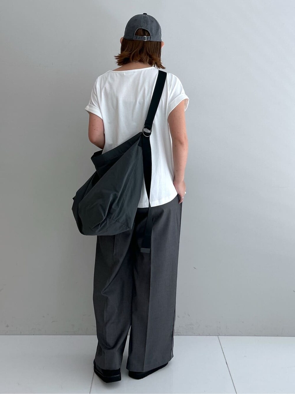 ホワイト系のTシャツ/カットソー、グレー系のその他パンツ、グレー系のショルダーバッグを着用したレディースの夏コーディネートの3枚目の写真