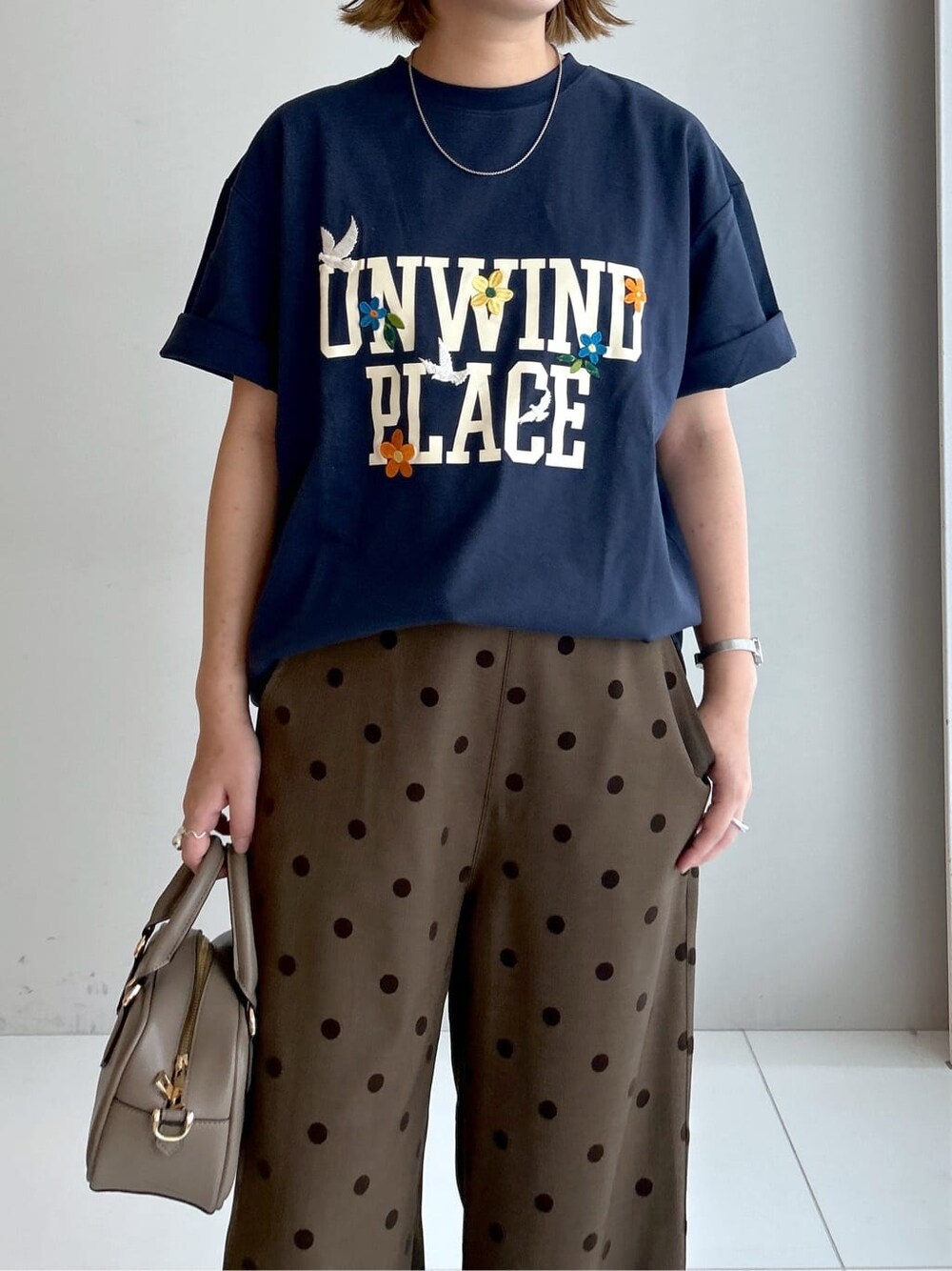 ブルー系のTシャツ/カットソー、ブラウン系のその他パンツ、ブラウン系のショルダーバッグを着用したレディースの夏コーディネートの6枚目の写真