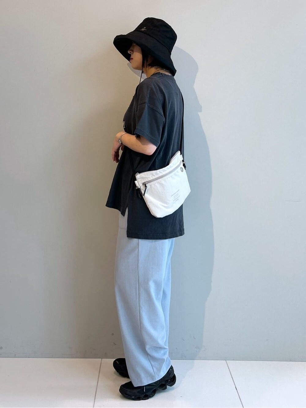 グレー系のTシャツ/カットソー、ブルー系のその他パンツ、ホワイト系のショルダーバッグを着用したレディースの春コーディネートの9枚目の写真