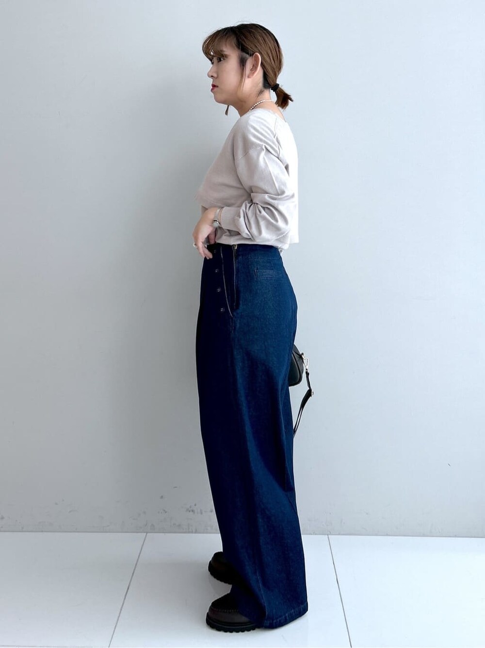 ベージュ系のニット/セーター、ブルー系のその他パンツ、ブラウン系のパンプスを着用したレディースの秋コーディネートの2枚目の写真