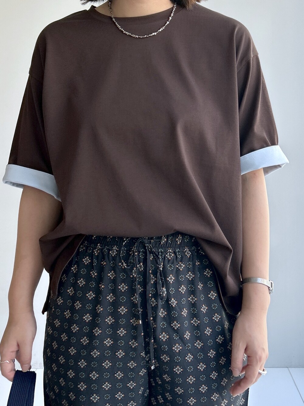 ブラウン系のTシャツ/カットソー、ブルー系のその他パンツ、ブラック系のサンダルを着用したレディースの夏コーディネートの6枚目の写真
