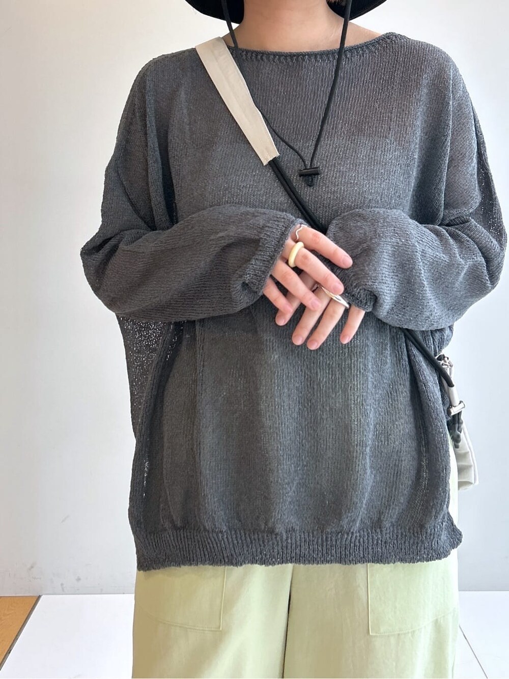 イエロー系のその他パンツ、ブラック系のハットを着用したレディースの春コーディネートの7枚目の写真