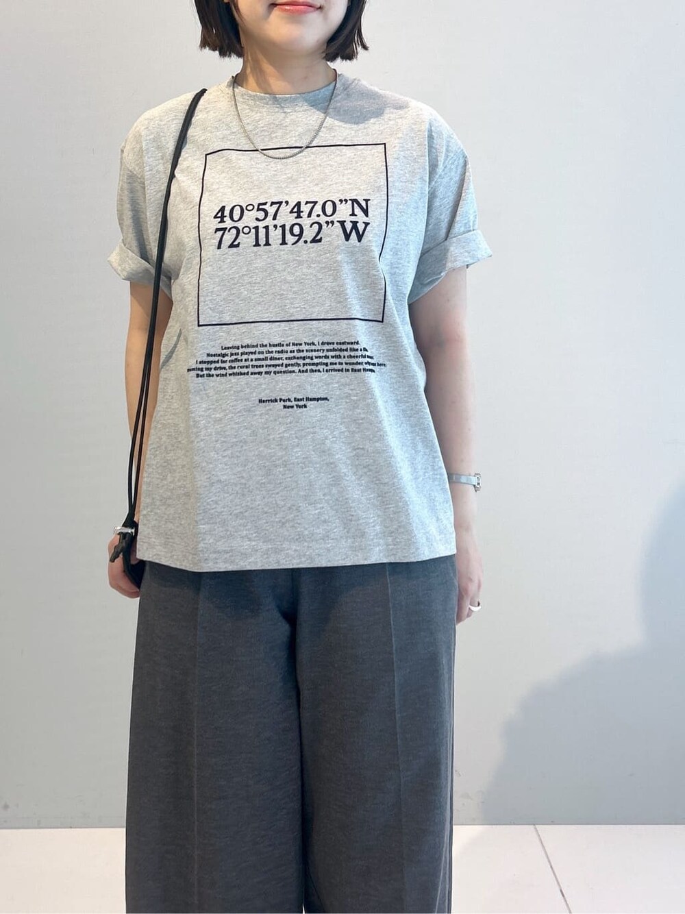 グレー系のTシャツ/カットソー、グレー系のその他パンツ、ブラック系のバックパック/リュックを着用したレディースの春コーディネートの7枚目の写真