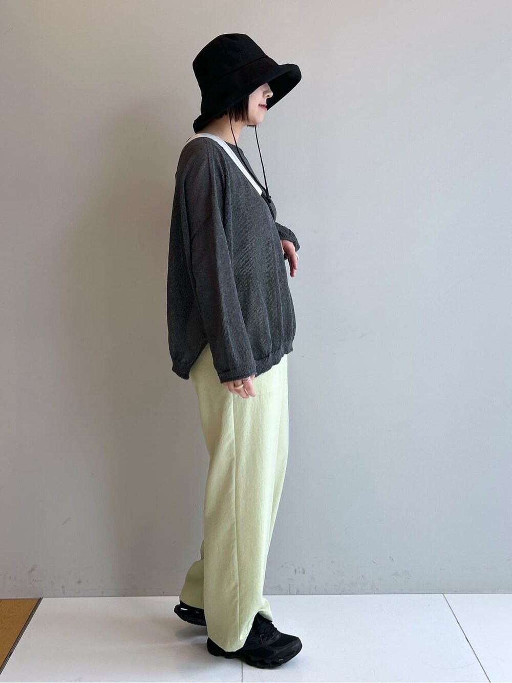 イエロー系のその他パンツ、ブラック系のハットを着用したレディースの春コーディネートの4枚目の写真