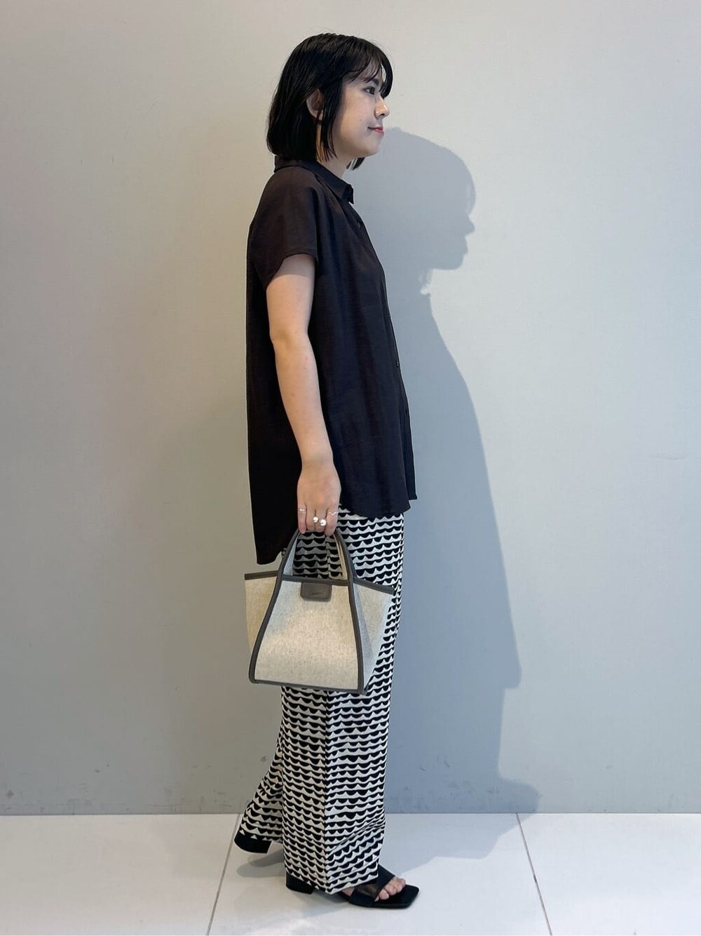 ブラウン系のシャツ/ブラウス、ブラック系のその他パンツ、ブラウン系のサンダルを着用したレディースの夏コーディネートの4枚目の写真