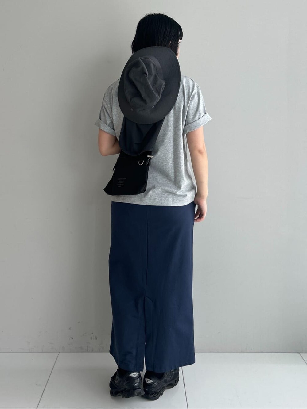 グレー系のTシャツ/カットソー、ブルー系のスカート、ブラック系のショルダーバッグを着用したレディースの夏コーディネートの3枚目の写真