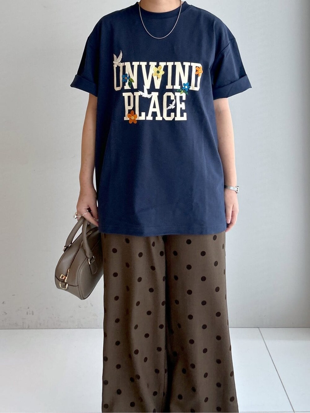 ブルー系のTシャツ/カットソー、ブラウン系のその他パンツ、ブラウン系のショルダーバッグを着用したレディースの夏コーディネートの8枚目の写真