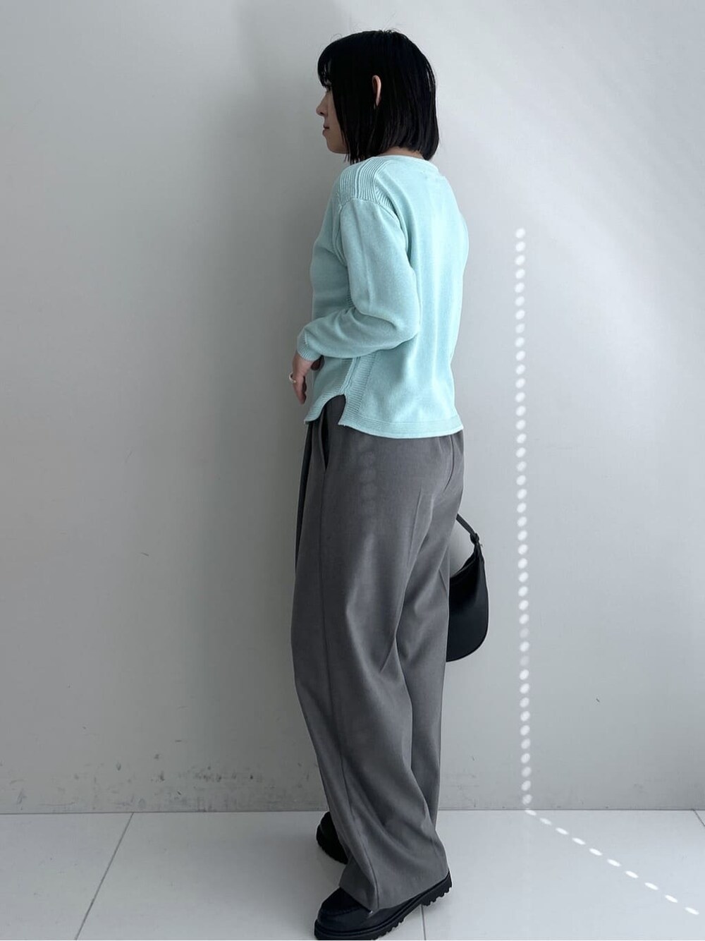 ブルー系のステンカラーコート、ブルー系のニット/セーター、グレー系のその他パンツを着用したレディースの冬コーディネートの8枚目の写真