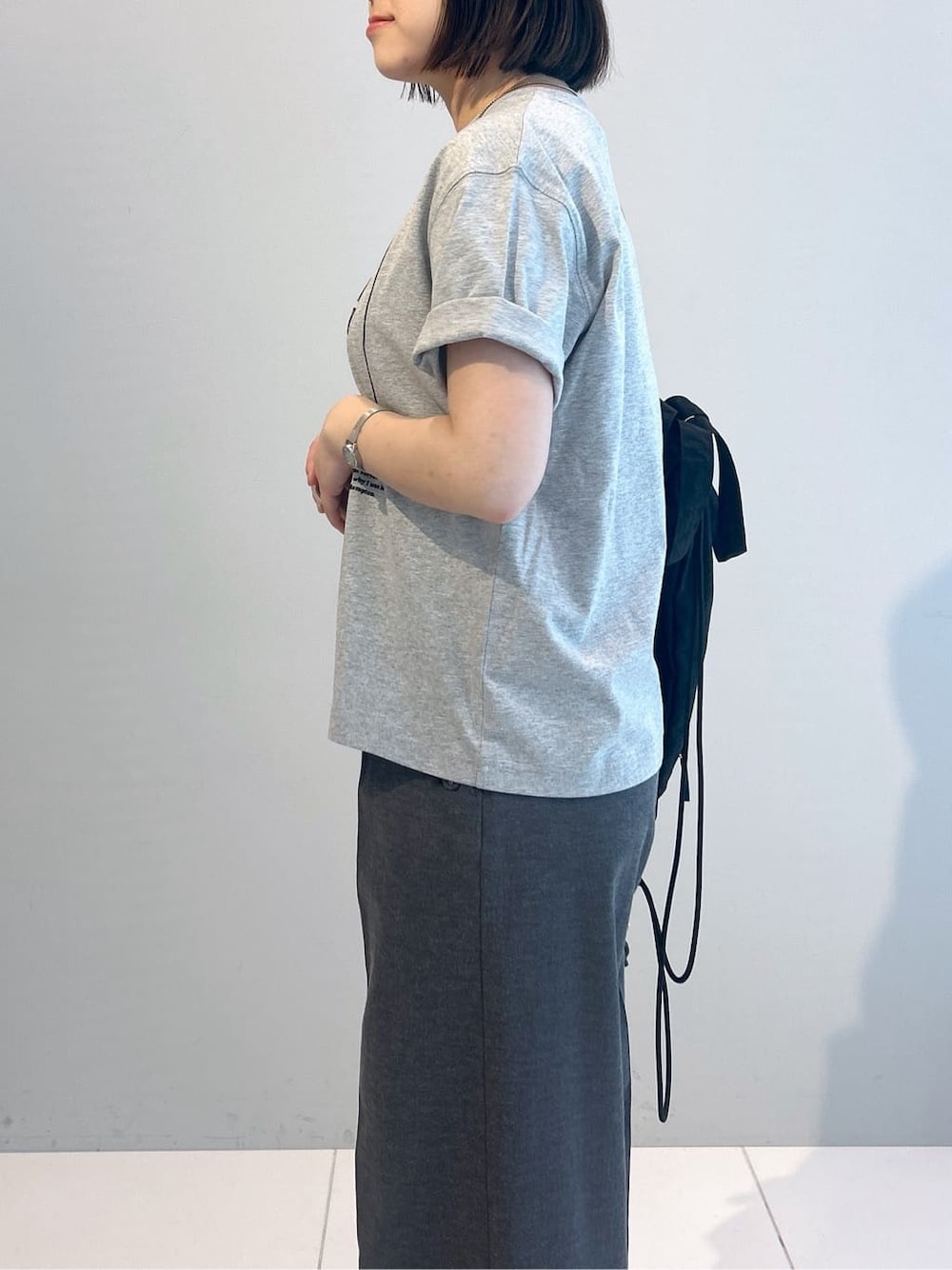 グレー系のTシャツ/カットソー、グレー系のその他パンツ、ブラック系のバックパック/リュックを着用したレディースの春コーディネートの8枚目の写真