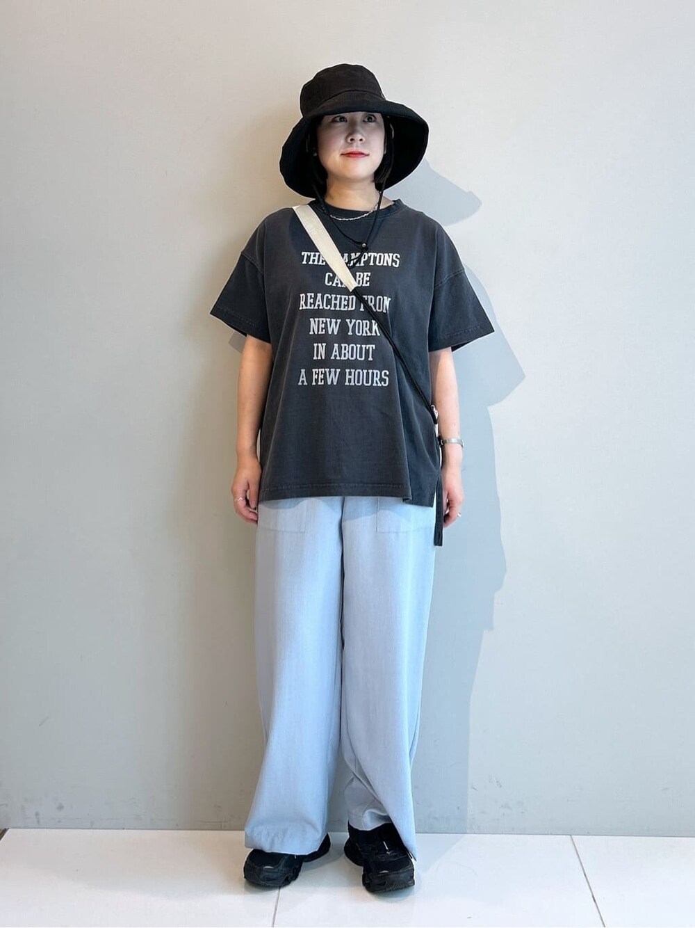 グレー系のTシャツ/カットソー、ブルー系のその他パンツ、ホワイト系のショルダーバッグを着用したレディースの春コーディネートの8枚目の写真