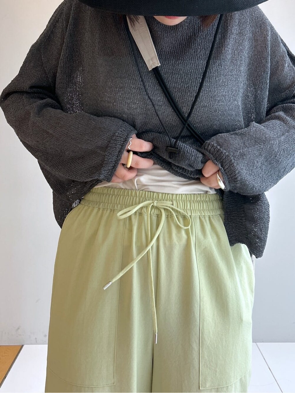 イエロー系のその他パンツ、ブラック系のハットを着用したレディースの春コーディネートの8枚目の写真