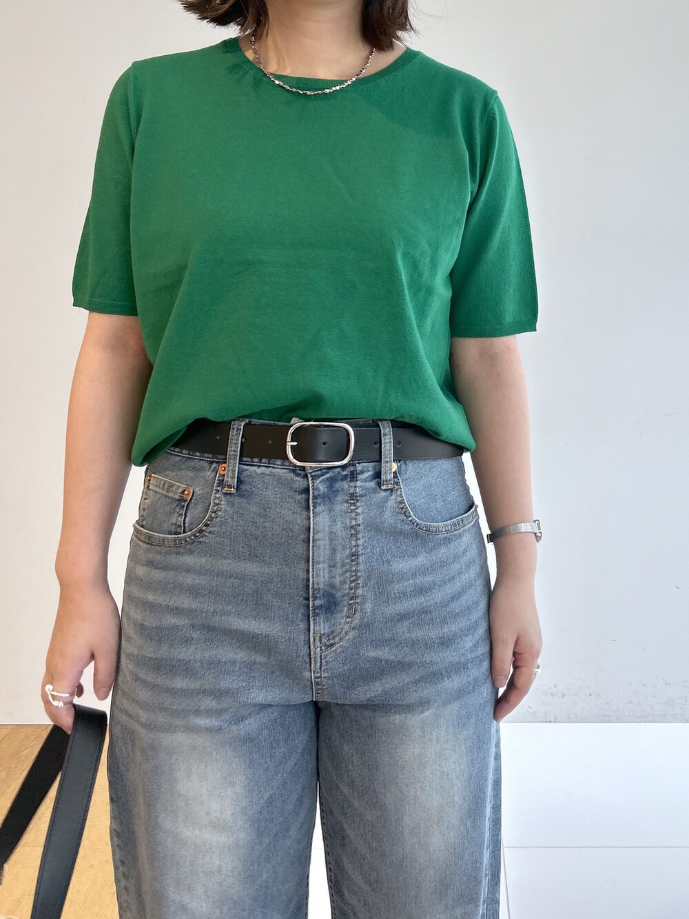 グリーン系のニット/セーター、ブルー系のその他パンツ、ブラック系のショルダーバッグを着用したレディースの夏コーディネートの6枚目の写真
