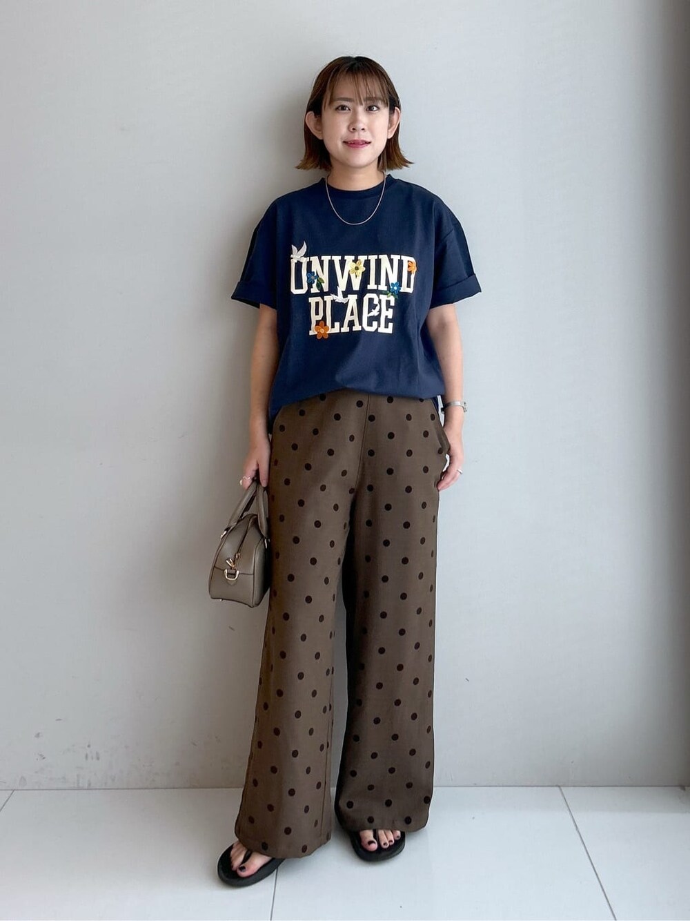 ブルー系のTシャツ/カットソー、ブラウン系のその他パンツ、ブラウン系のショルダーバッグを着用したレディースの夏コーディネートの5枚目の写真