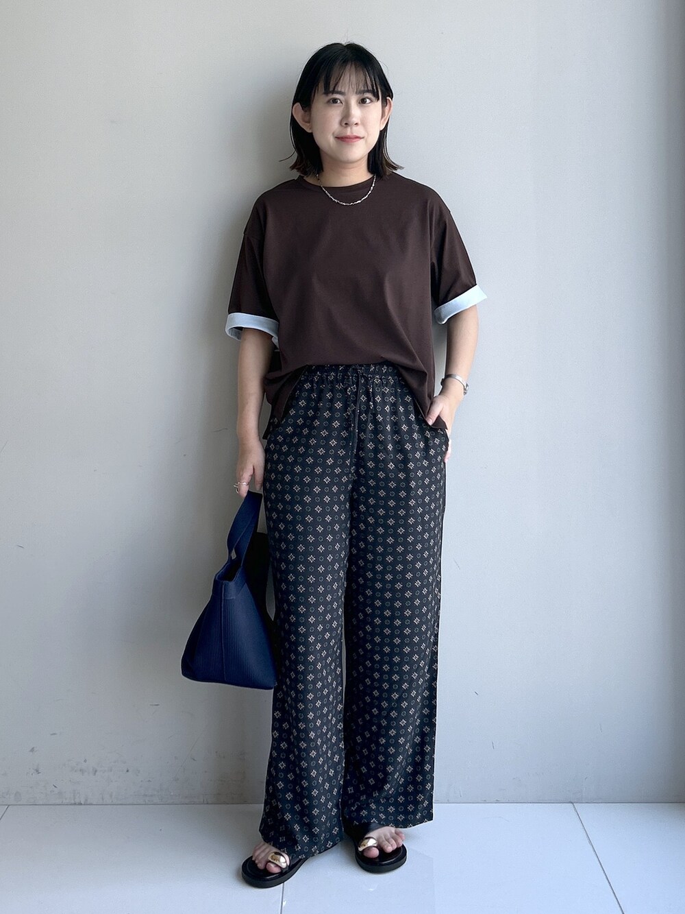 ブラウン系のTシャツ/カットソー、ブルー系のその他パンツ、ブラック系のサンダルを着用したレディースの夏コーディネートの5枚目の写真