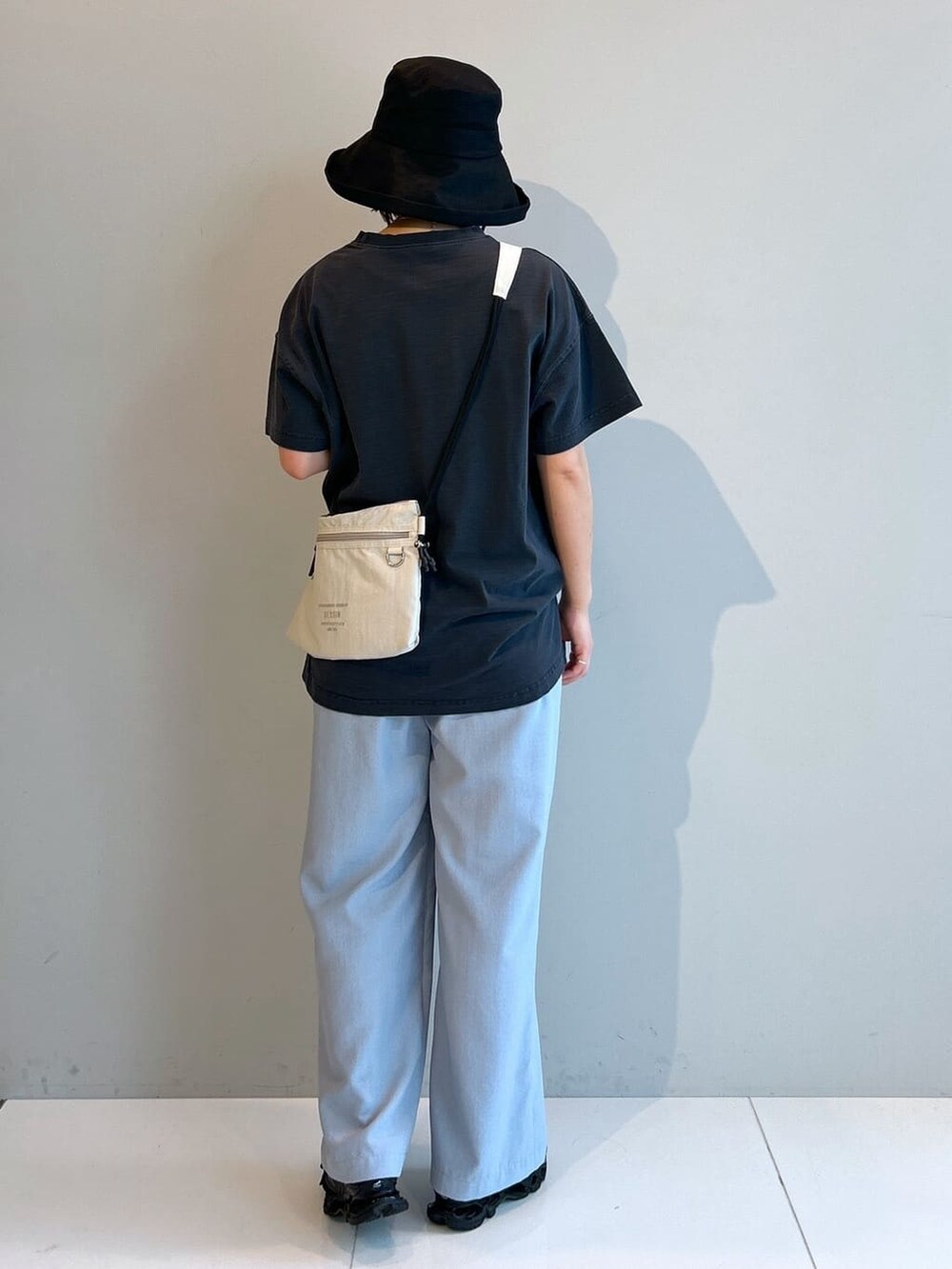 グレー系のTシャツ/カットソー、ブルー系のその他パンツ、ホワイト系のショルダーバッグを着用したレディースの春コーディネートの3枚目の写真