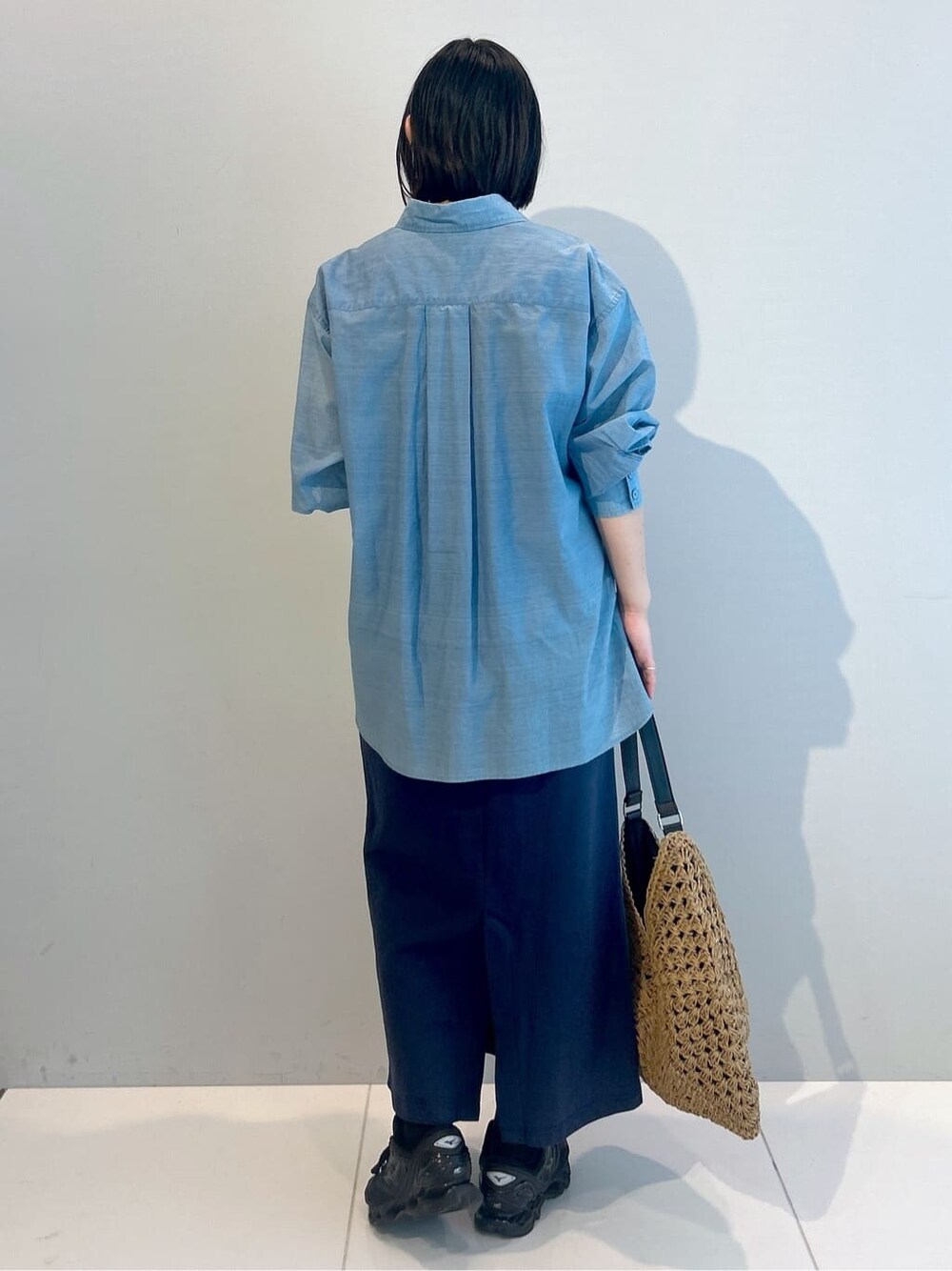 ブルー系のシャツ/ブラウス、ブルー系のスカート、ブラウン系のショルダーバッグを着用したレディースの春コーディネートの3枚目の写真