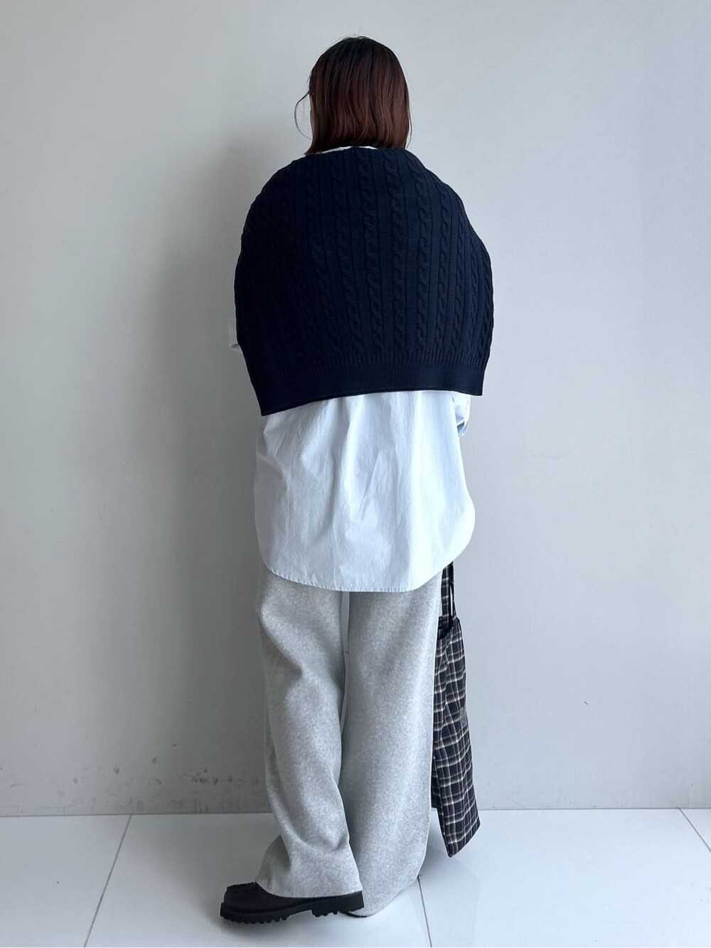 ブルー系のシャツ/ブラウス、グレー系のその他パンツ、ブルー系のニット/セーターを着用したレディースの秋コーディネートの3枚目の写真