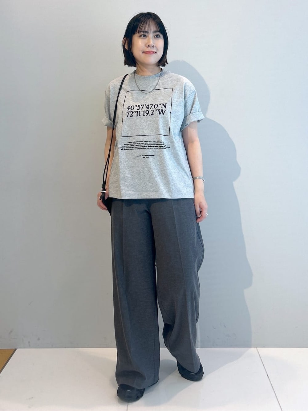 グレー系のTシャツ/カットソー、グレー系のその他パンツ、ブラック系のバックパック/リュックを着用したレディースの春コーディネートの5枚目の写真