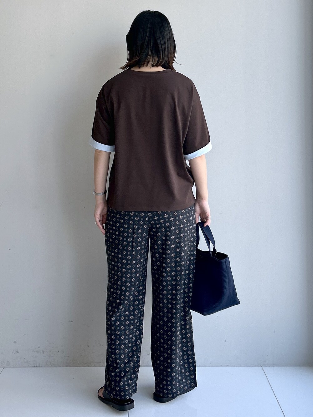 ブラウン系のTシャツ/カットソー、ブルー系のその他パンツ、ブラック系のサンダルを着用したレディースの夏コーディネートの3枚目の写真