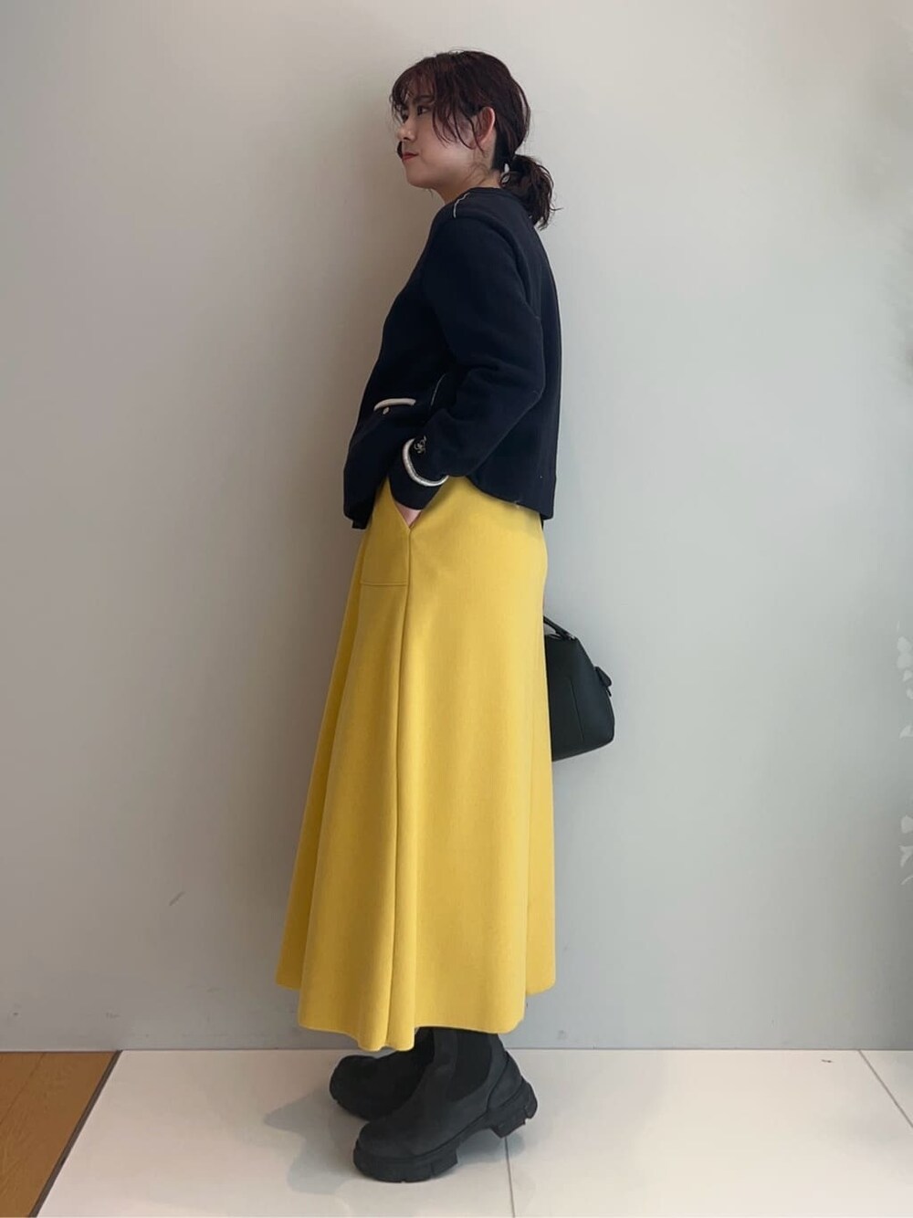 ブルー系のカーディガン/ボレロを着用したレディースの冬コーディネートの2枚目の写真