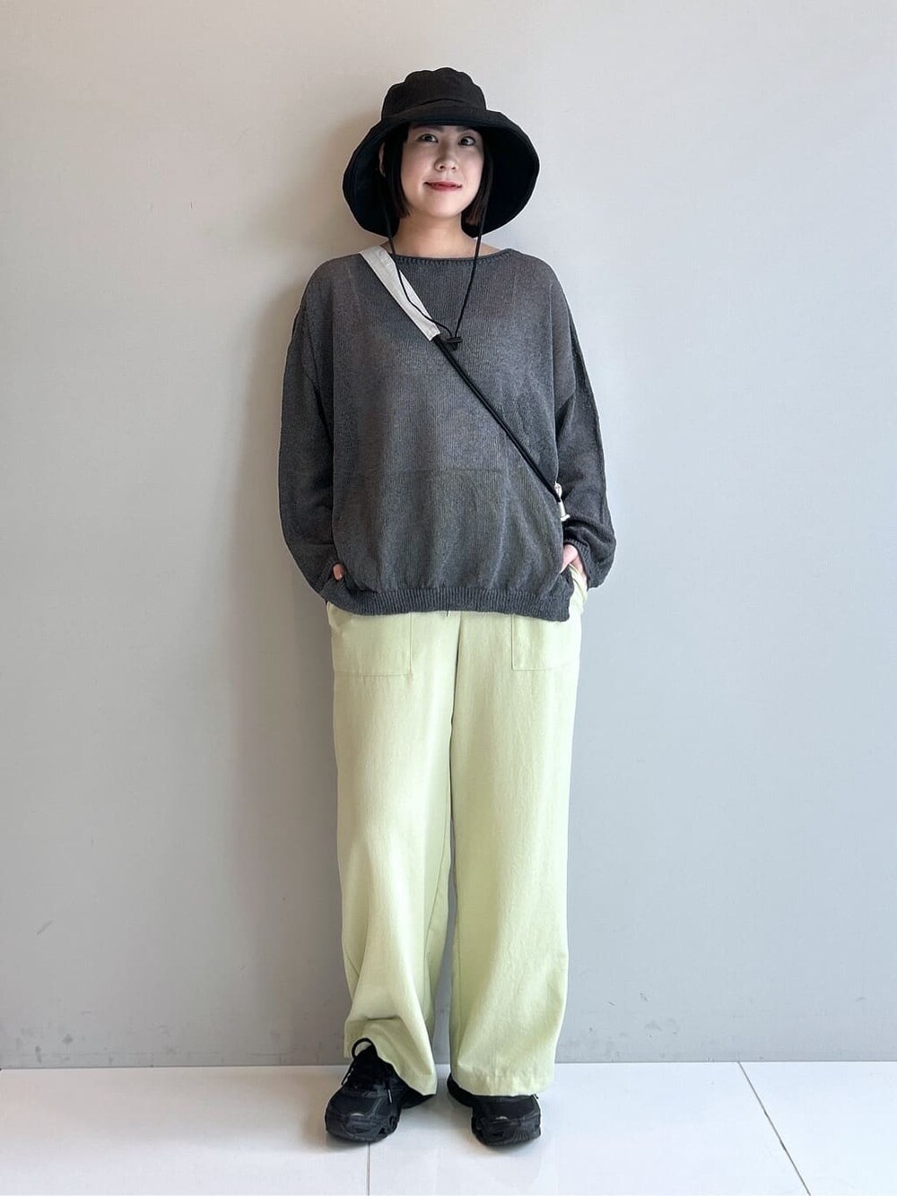 イエロー系のその他パンツ、ブラック系のハットを着用したレディースの春コーディネートの5枚目の写真