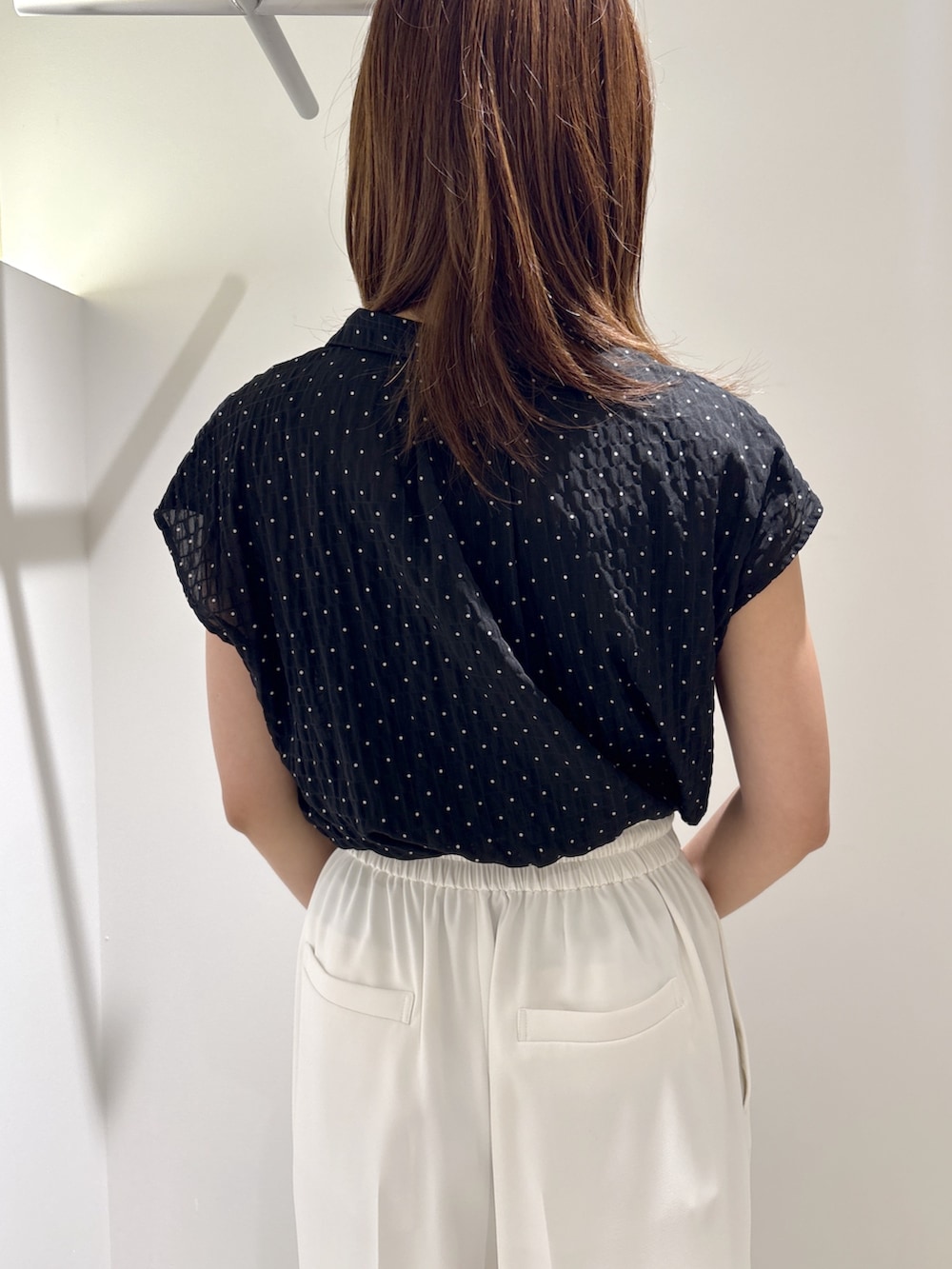 ブラック系のシャツ/ブラウス、ホワイト系のその他パンツ、ブラウン系のサンダルを着用したレディースの夏コーディネートの6枚目の写真