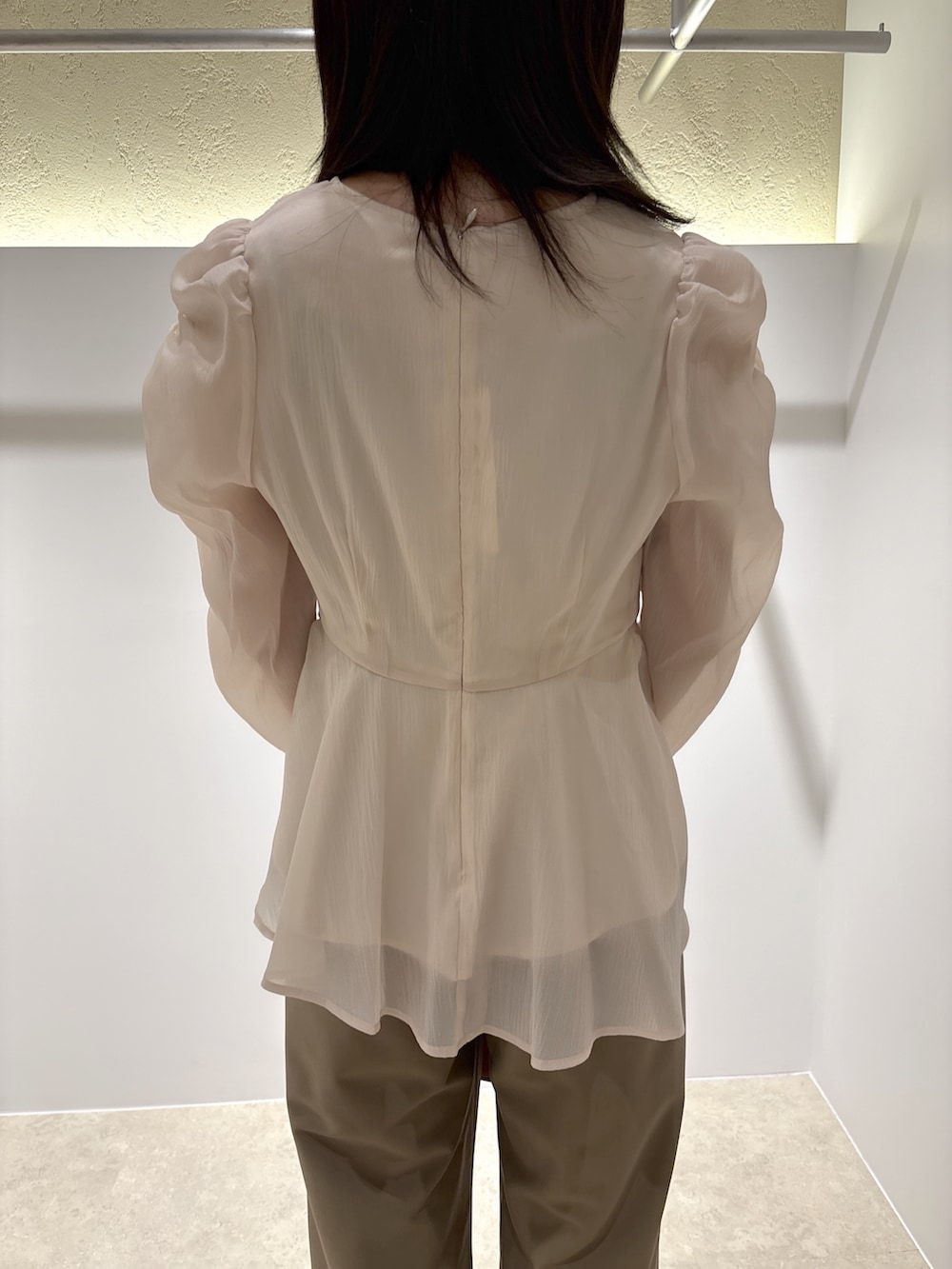 ベージュ系のシャツ/ブラウス、イエロー系のその他パンツ、ブラウン系のサンダルを着用したレディースの秋コーディネートの6枚目の写真