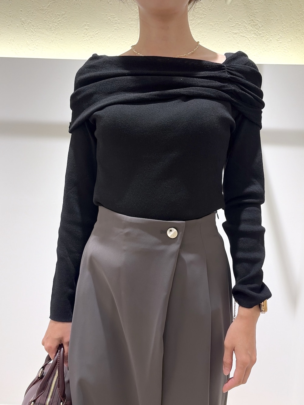 ブラック系のニット/セーター、グレー系のその他パンツ、ブラウン系のブーツを着用したレディースの秋コーディネートの5枚目の写真