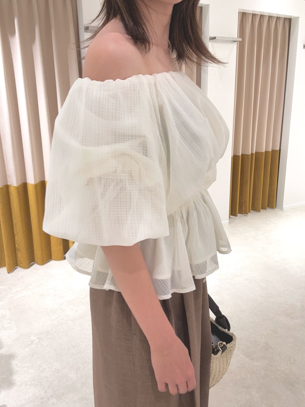 ホワイト系のシャツ/ブラウス、ブラウン系のその他パンツ、ベージュ系のかごバッグを着用したレディースの夏コーディネートの5枚目の写真