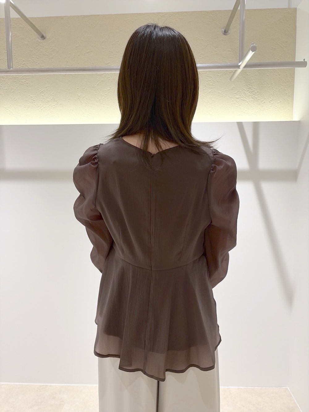 ブラウン系のシャツ/ブラウス、ベージュ系のその他パンツ、ブラック系のトートバッグを着用したレディースの秋コーディネートの5枚目の写真