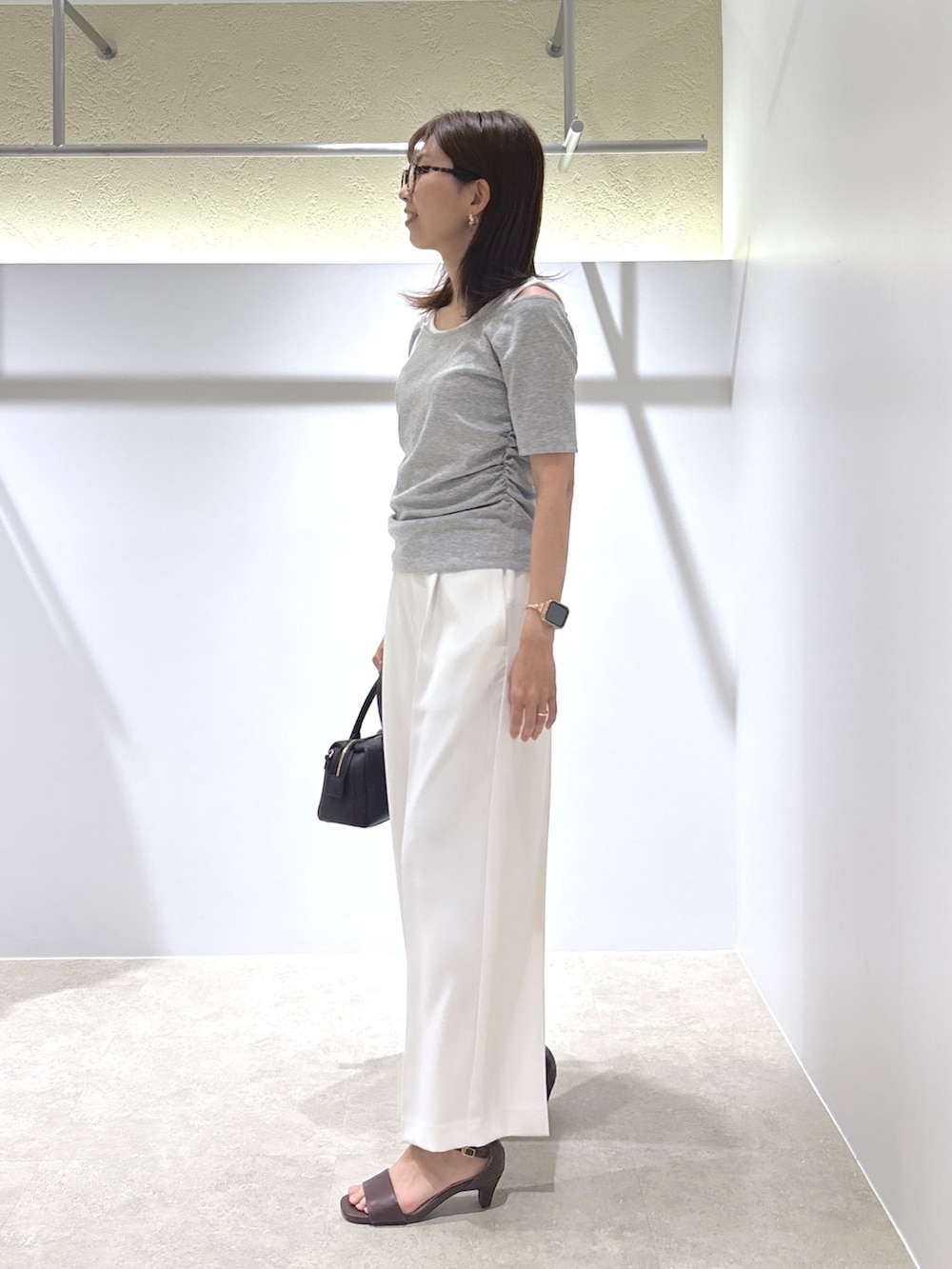 グレー系のTシャツ/カットソー、ホワイト系のその他パンツ、ブラック系のボストンバッグを着用したレディースの夏コーディネートの5枚目の写真