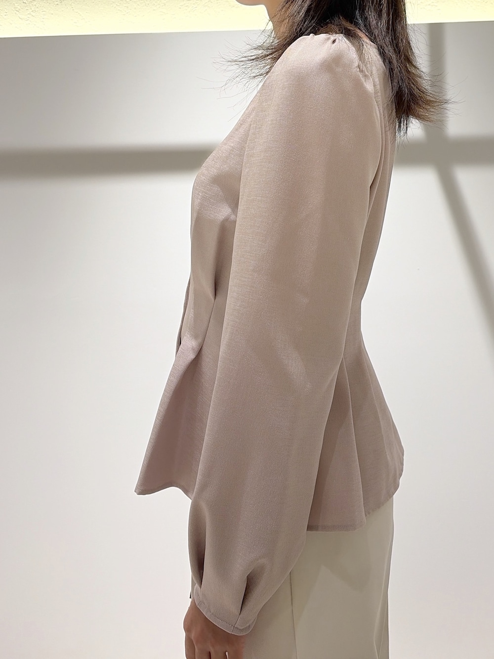 ピンク系のシャツ/ブラウス、ホワイト系のその他パンツ、ブラウン系のブーツを着用したレディースの秋コーディネートの6枚目の写真