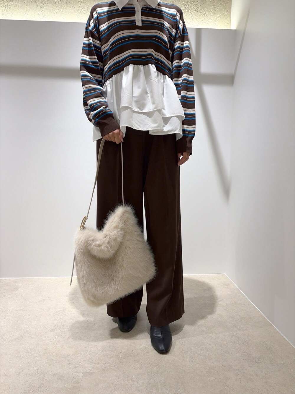 ブラウン系のニット/セーター、ブラウン系のその他パンツ、ホワイト系のショルダーバッグを着用したレディースの秋コーディネートの7枚目の写真