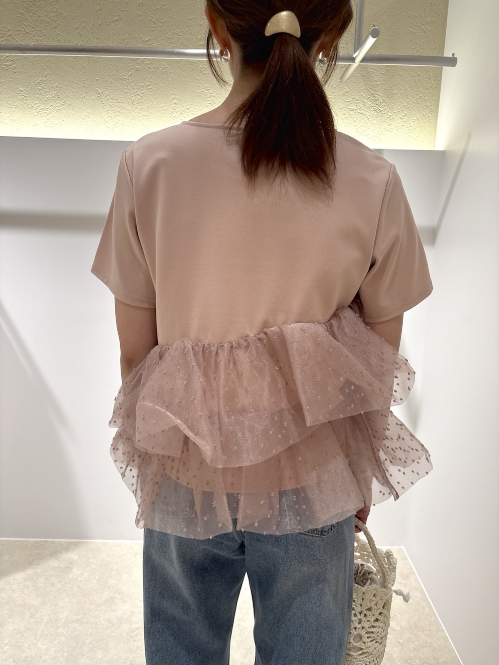 ピンク系のTシャツ/カットソー、ブルー系のデニムパンツ、ブラウン系のサンダルを着用したレディースの夏コーディネートの7枚目の写真