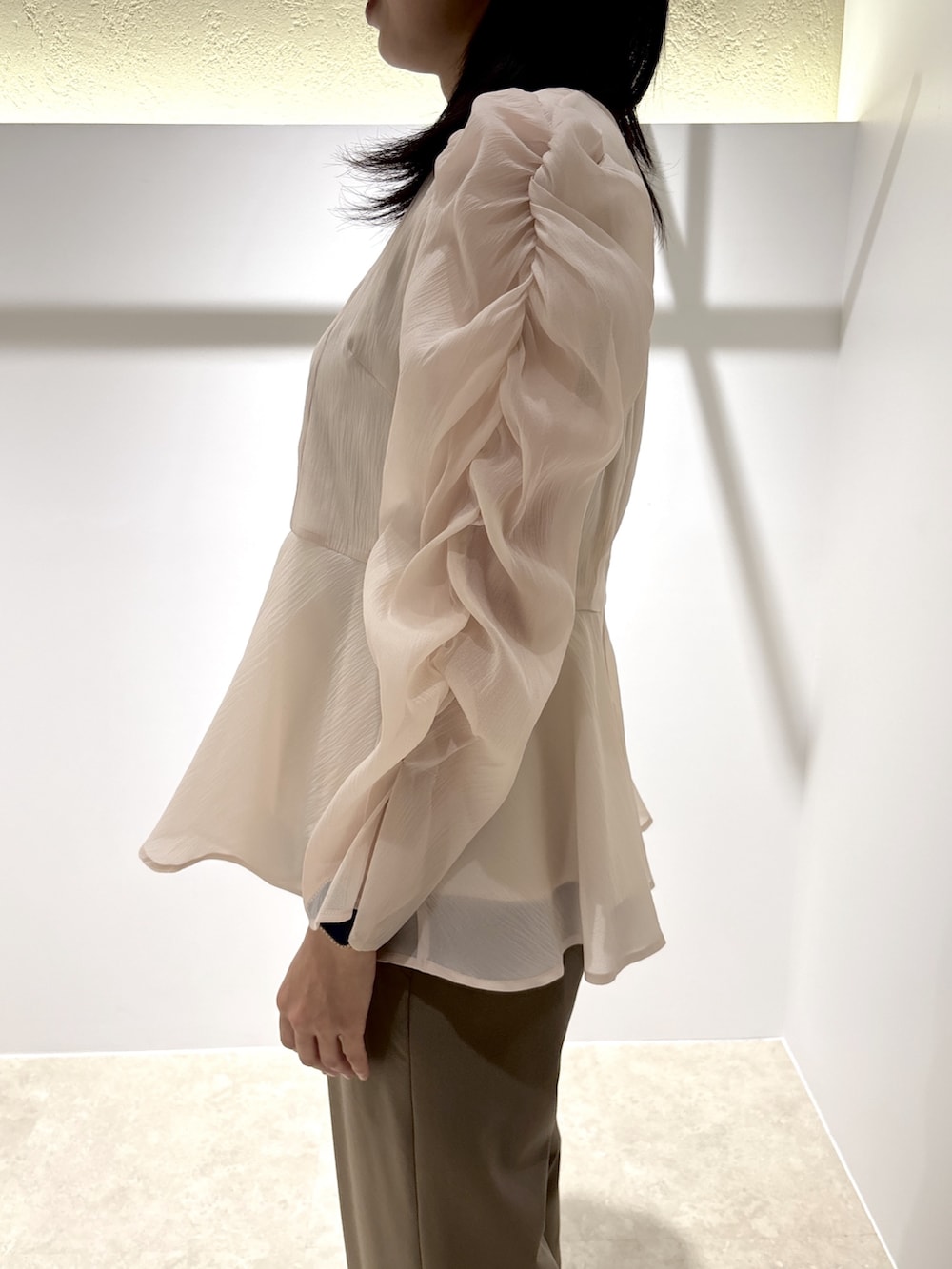 ベージュ系のシャツ/ブラウス、イエロー系のその他パンツ、ブラウン系のサンダルを着用したレディースの秋コーディネートの7枚目の写真