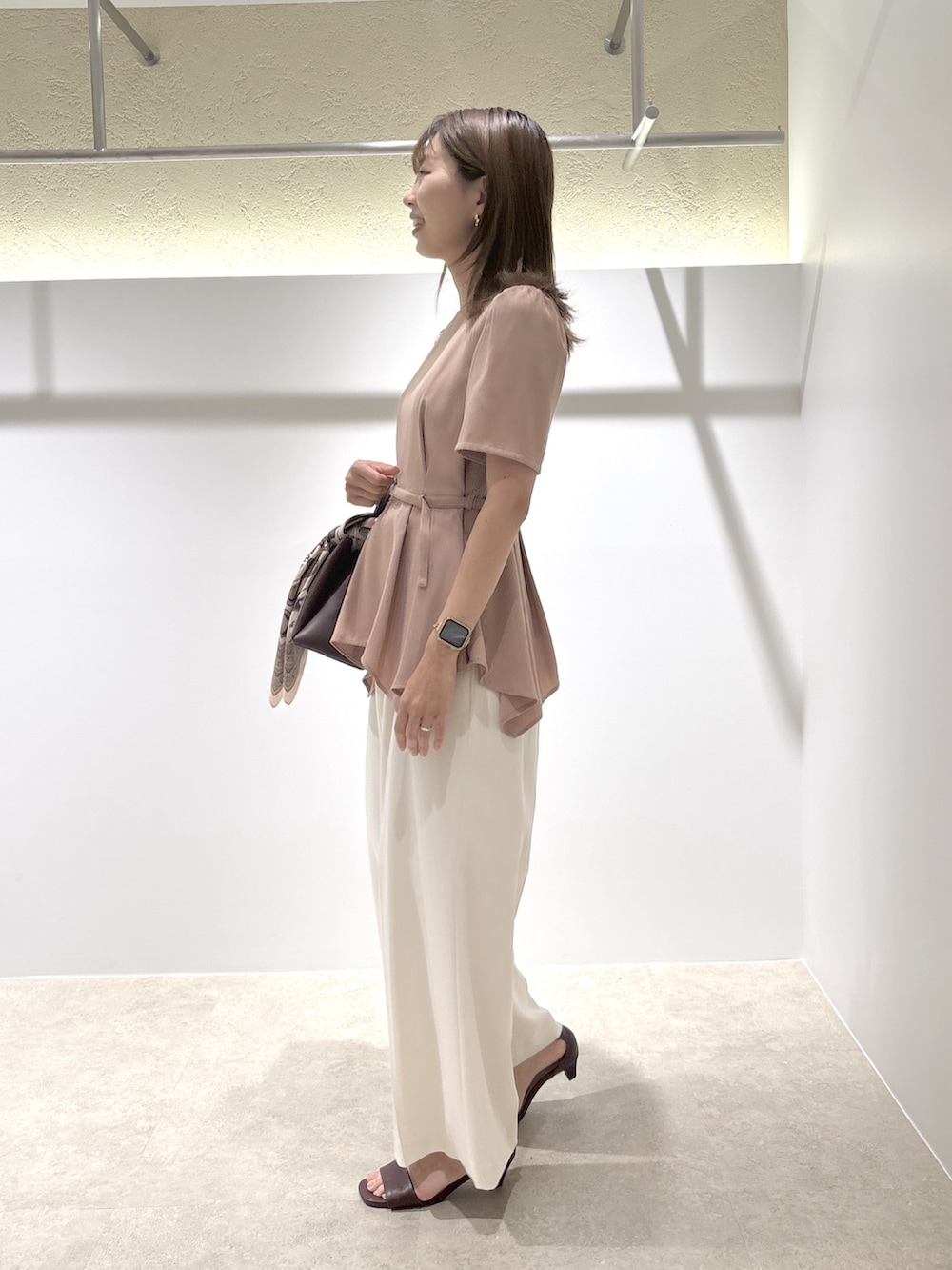 ピンク系のシャツ/ブラウス、ホワイト系のその他パンツ、ブラウン系のサンダルを着用したレディースの夏コーディネートの3枚目の写真