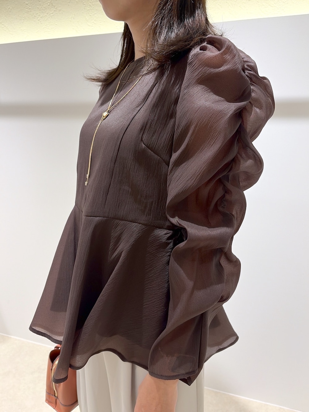 ブラウン系のシャツ/ブラウス、ベージュ系のその他パンツ、ブラック系のトートバッグを着用したレディースの秋コーディネートの7枚目の写真