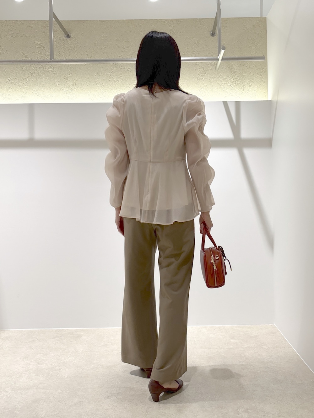 ベージュ系のシャツ/ブラウス、イエロー系のその他パンツ、ブラウン系のサンダルを着用したレディースの秋コーディネートの3枚目の写真