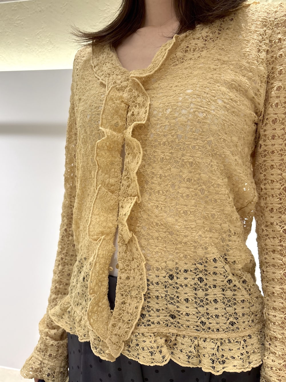 イエロー系のカーディガン/ボレロ、グレー系のその他パンツ、ブラック系のサンダルを着用したレディースの夏コーディネートの7枚目の写真
