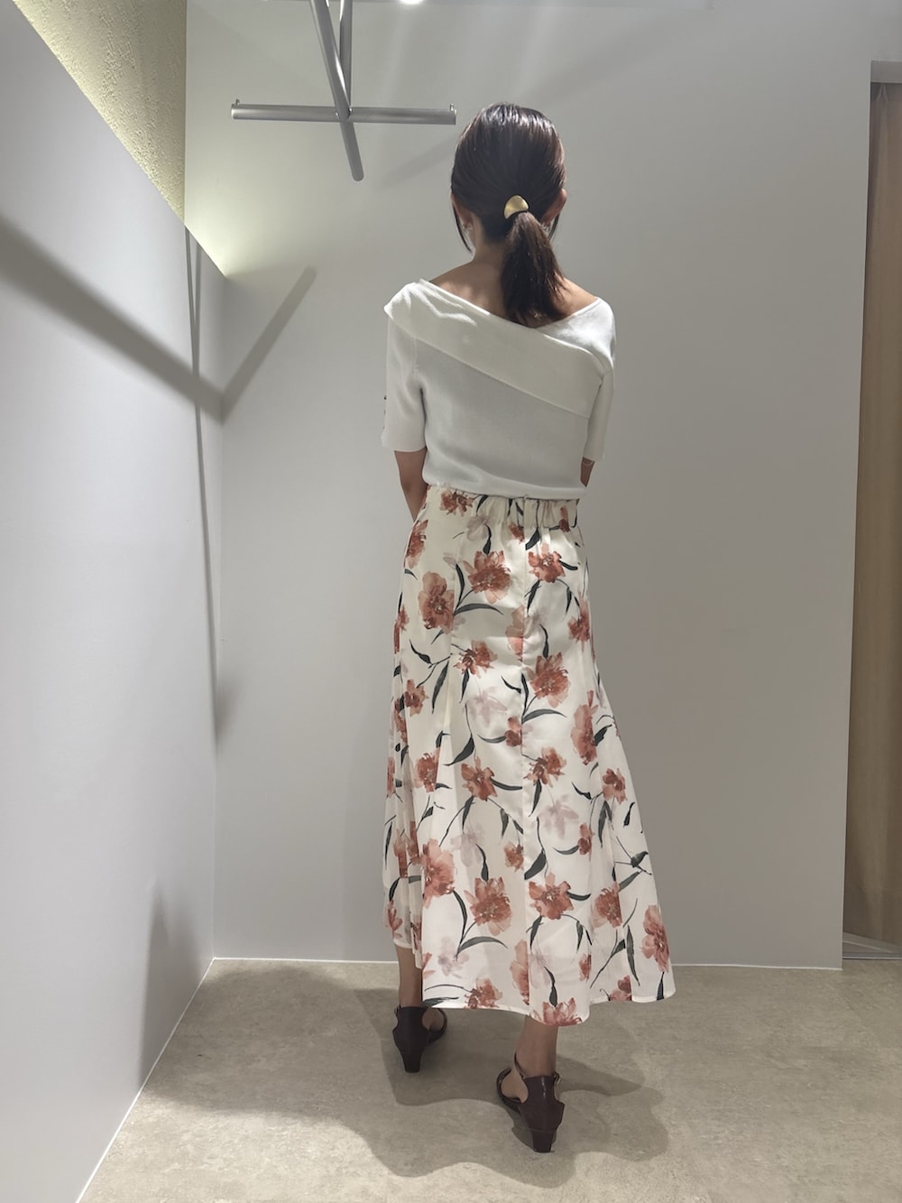 ホワイト系のニット/セーター、ベージュ系のスカート、ブラウン系のサンダルを着用したレディースの夏コーディネートの4枚目の写真
