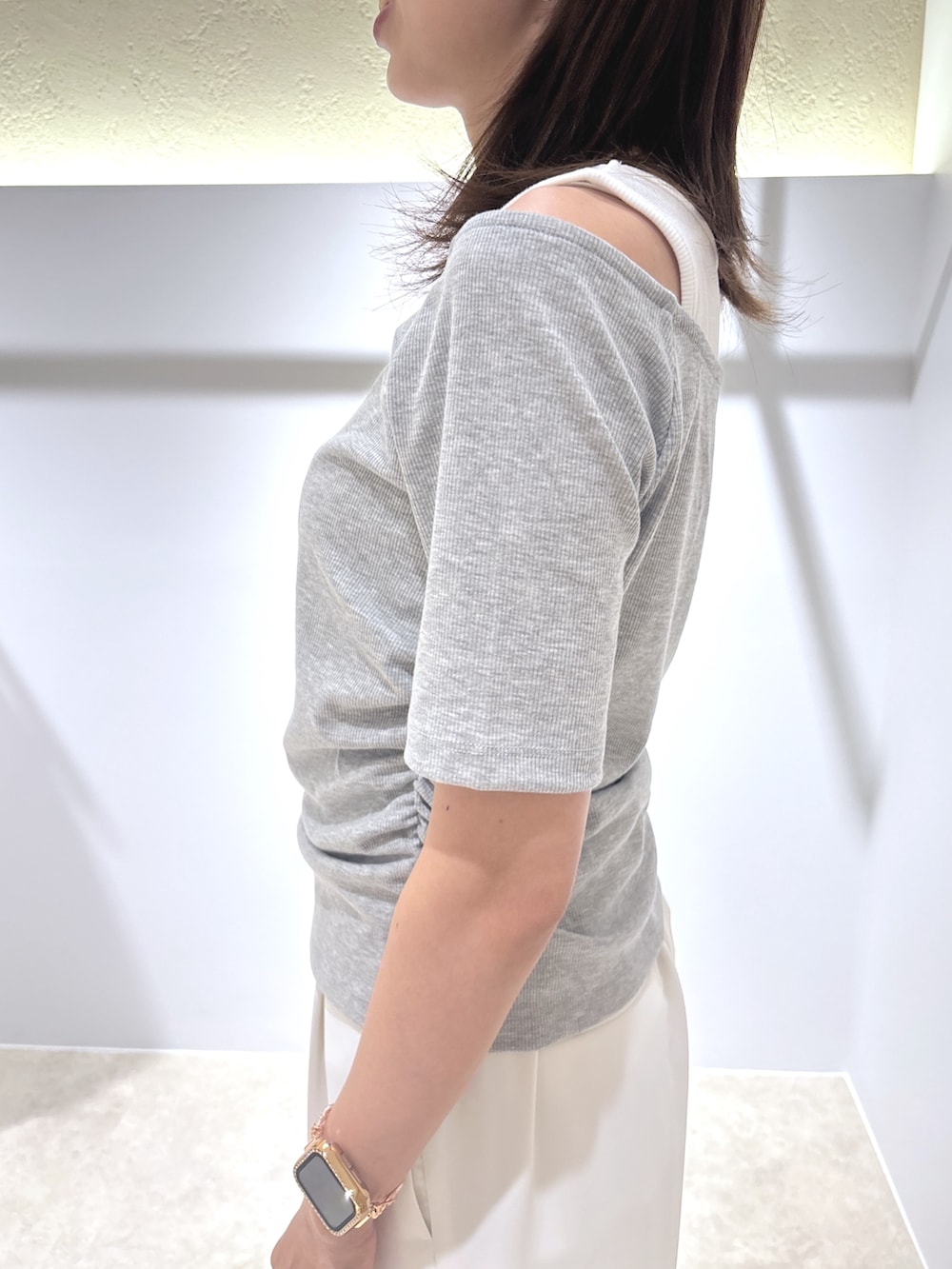 グレー系のTシャツ/カットソー、ホワイト系のその他パンツ、ブラック系のボストンバッグを着用したレディースの夏コーディネートの8枚目の写真