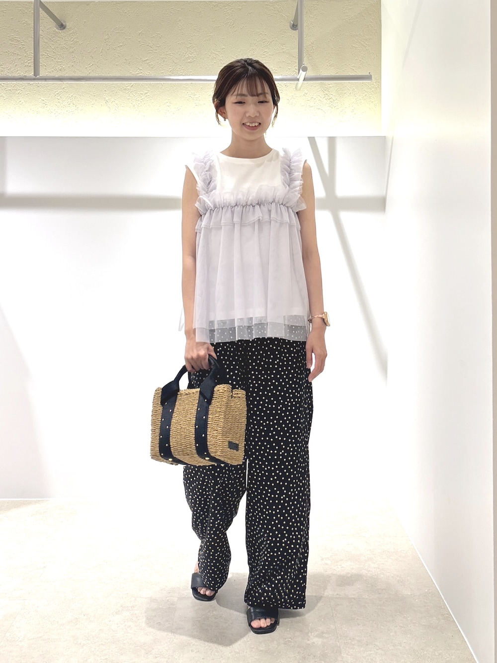 ホワイト系のTシャツ/カットソー、ブラック系のその他パンツ、ベージュ系のかごバッグを着用したレディースの夏コーディネートの4枚目の写真
