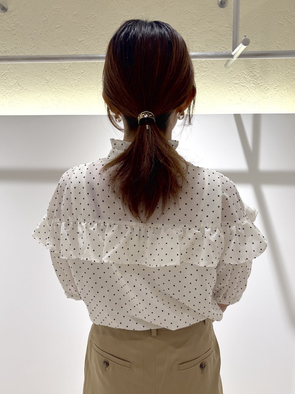 ホワイト系のシャツ/ブラウス、ベージュ系のその他パンツ、ブラウン系のサンダルを着用したレディースの夏コーディネートの6枚目の写真