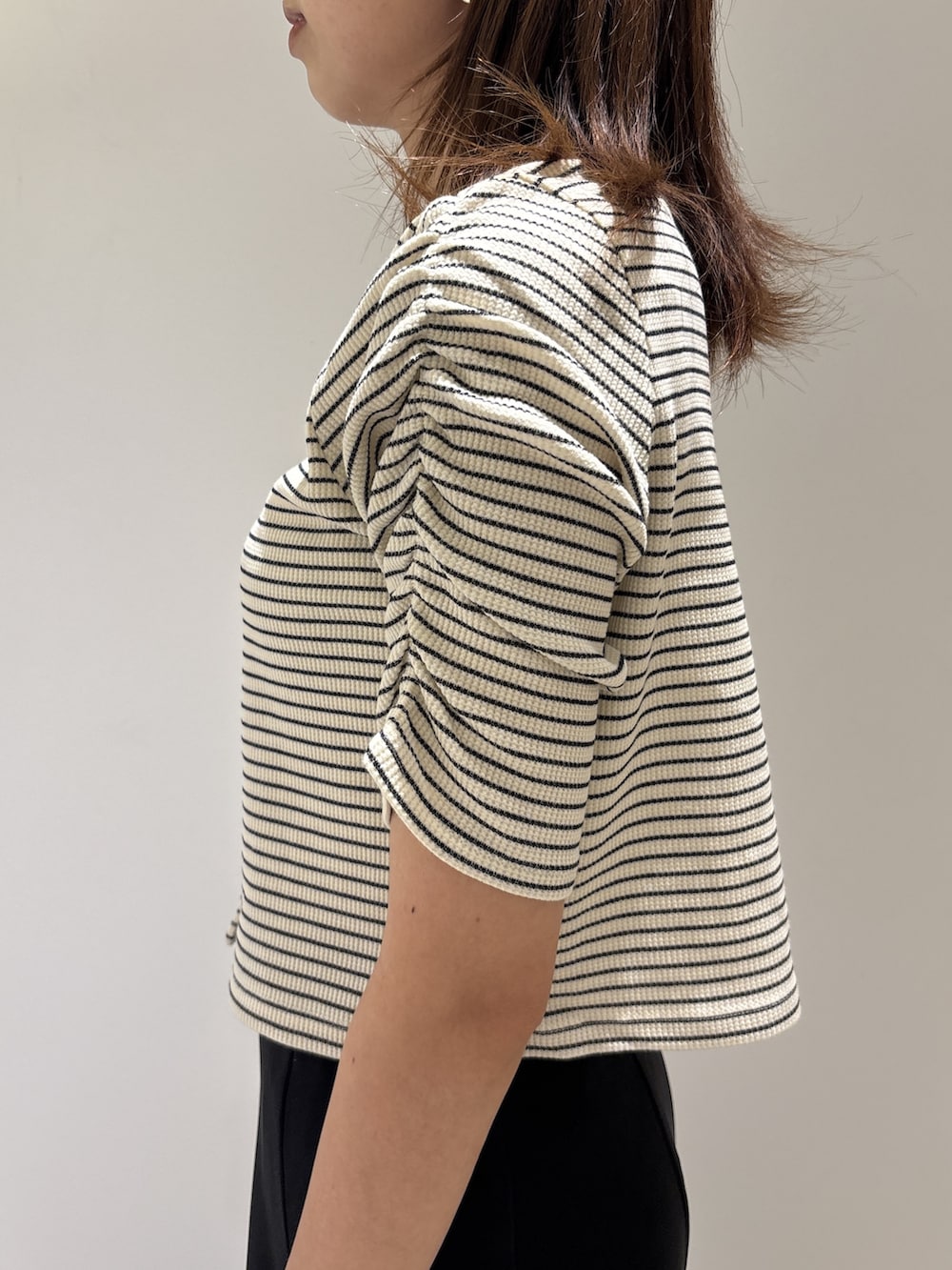 ホワイト系のTシャツ/カットソー、ブラウン系のサンダル、ブラック系のボストンバッグを着用したレディースの夏コーディネートの6枚目の写真