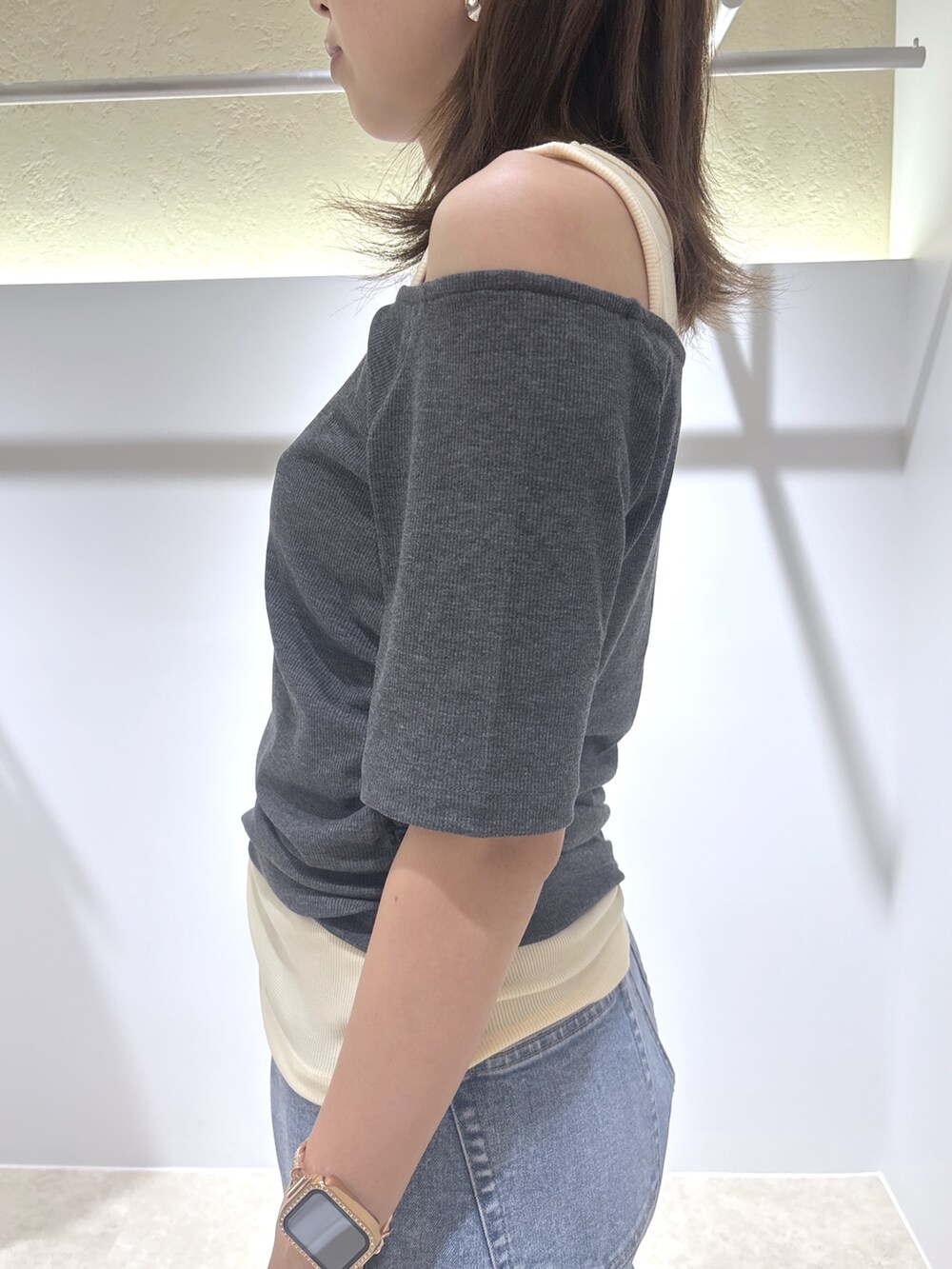 グレー系のTシャツ/カットソー、ブルー系のデニムパンツ、ブラウン系のサンダルを着用したレディースの夏コーディネートの6枚目の写真