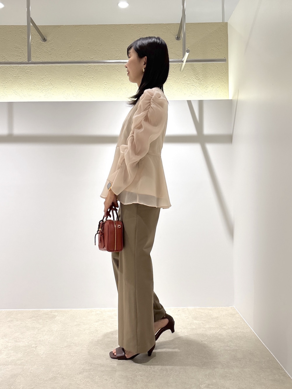 ベージュ系のシャツ/ブラウス、イエロー系のその他パンツ、ブラウン系のサンダルを着用したレディースの秋コーディネートの4枚目の写真