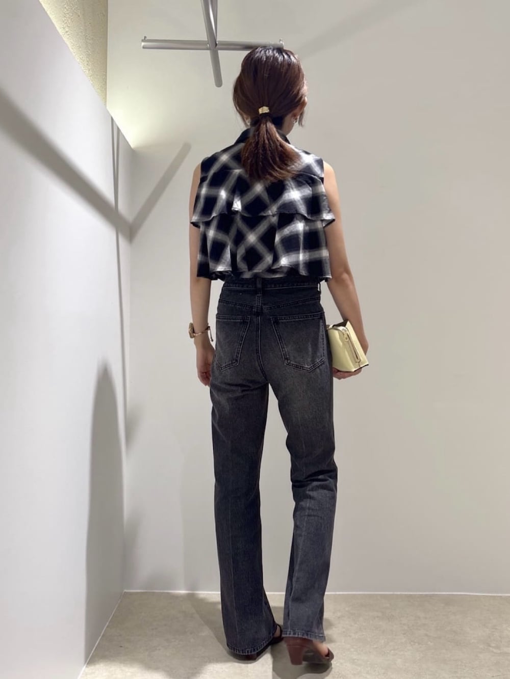 ブラック系のシャツ/ブラウス、ブラック系のデニムパンツ、ブラウン系のサンダルを着用したレディースの夏コーディネートの3枚目の写真